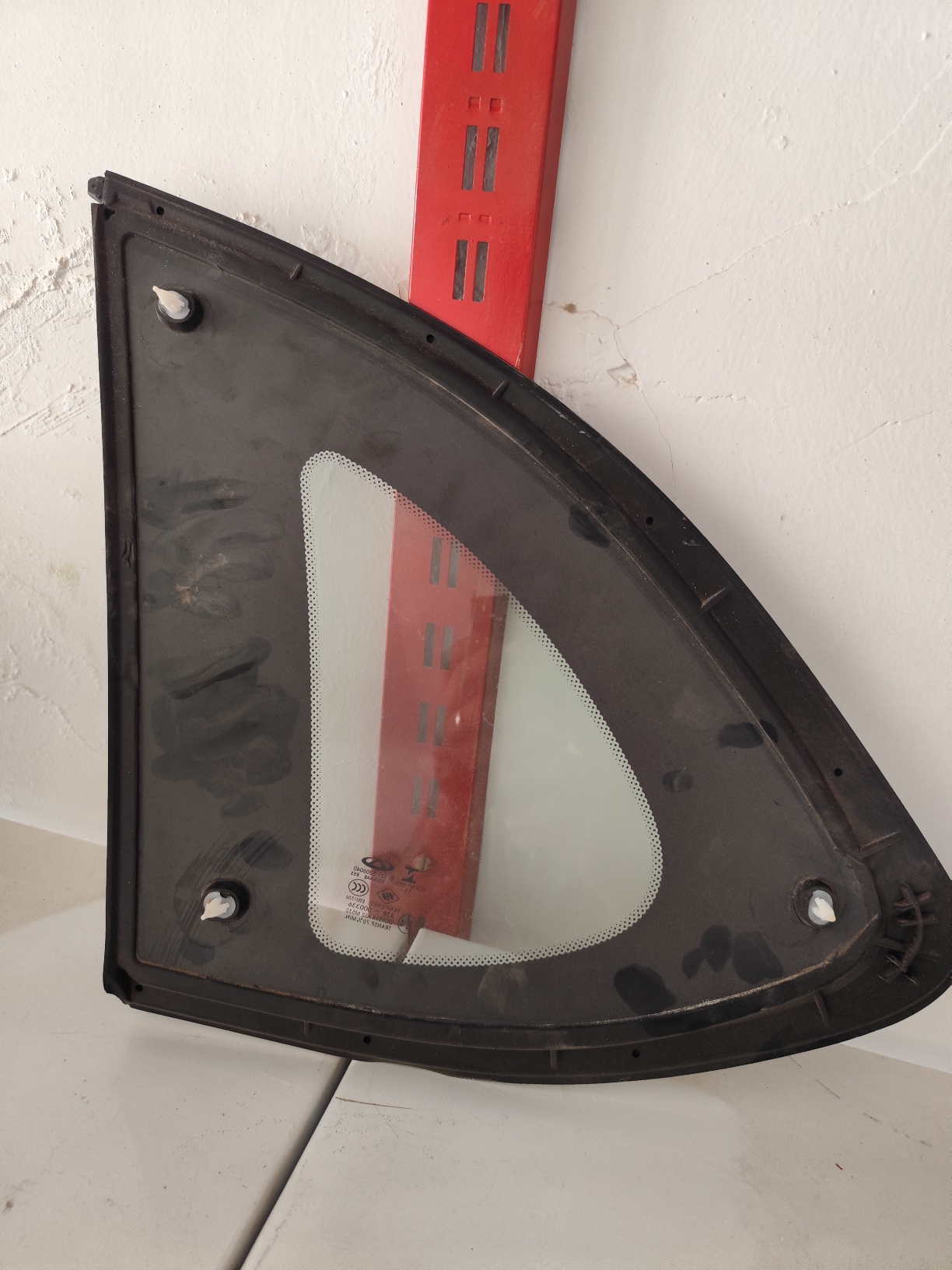 شیشه لچگی عقب راست تیگو 5 روی گلگیر عقب