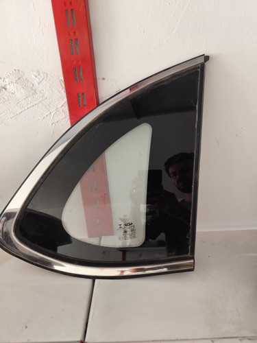 شیشه لچگی عقب راست تیگو 5 روی گلگیر عقب