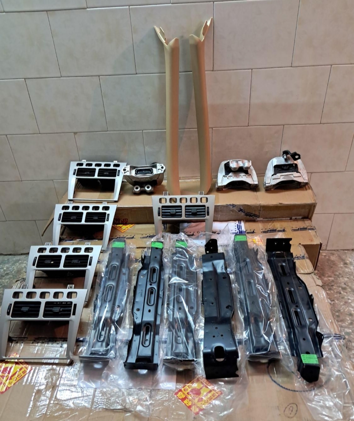 قاب فلزی چپ  بغل رادیات اریزو 5