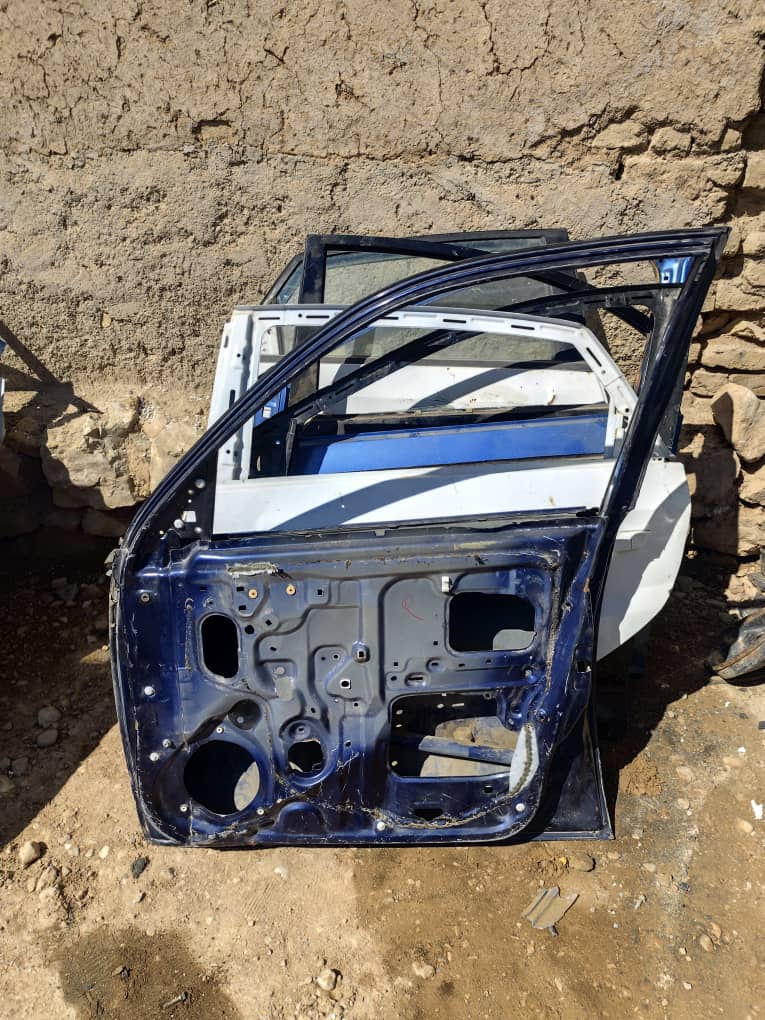 درب جلو راست ایکس ۳۳ فابریک (کمی صافکاری نیاز دارد)