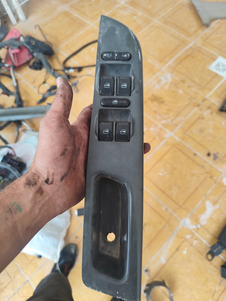 کلید شیشه بالابر جلو راننده ام وی ام ۵۵۰ استوک