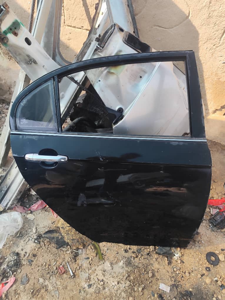 درب عقب راست لیفان ۶۲۰ رنگ مشکی فابریک استوک (درب لخت)