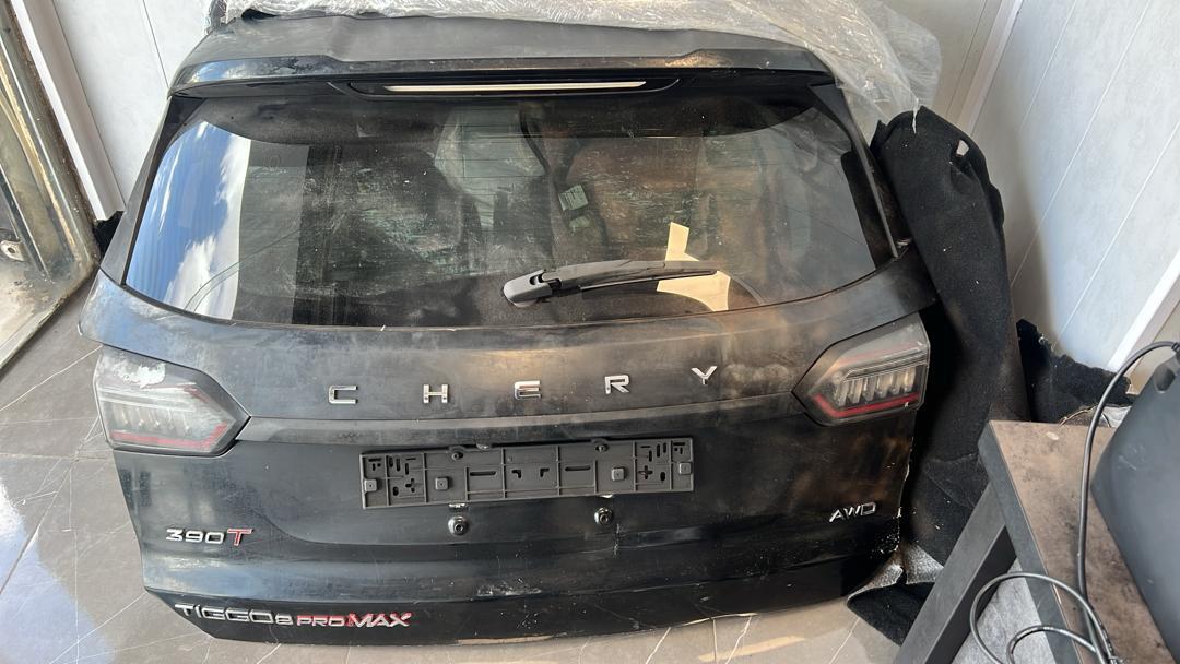 درب صندوق مشکی فابریک تیگو ۸ پرو اصلی با شیشه (استوک سالم)