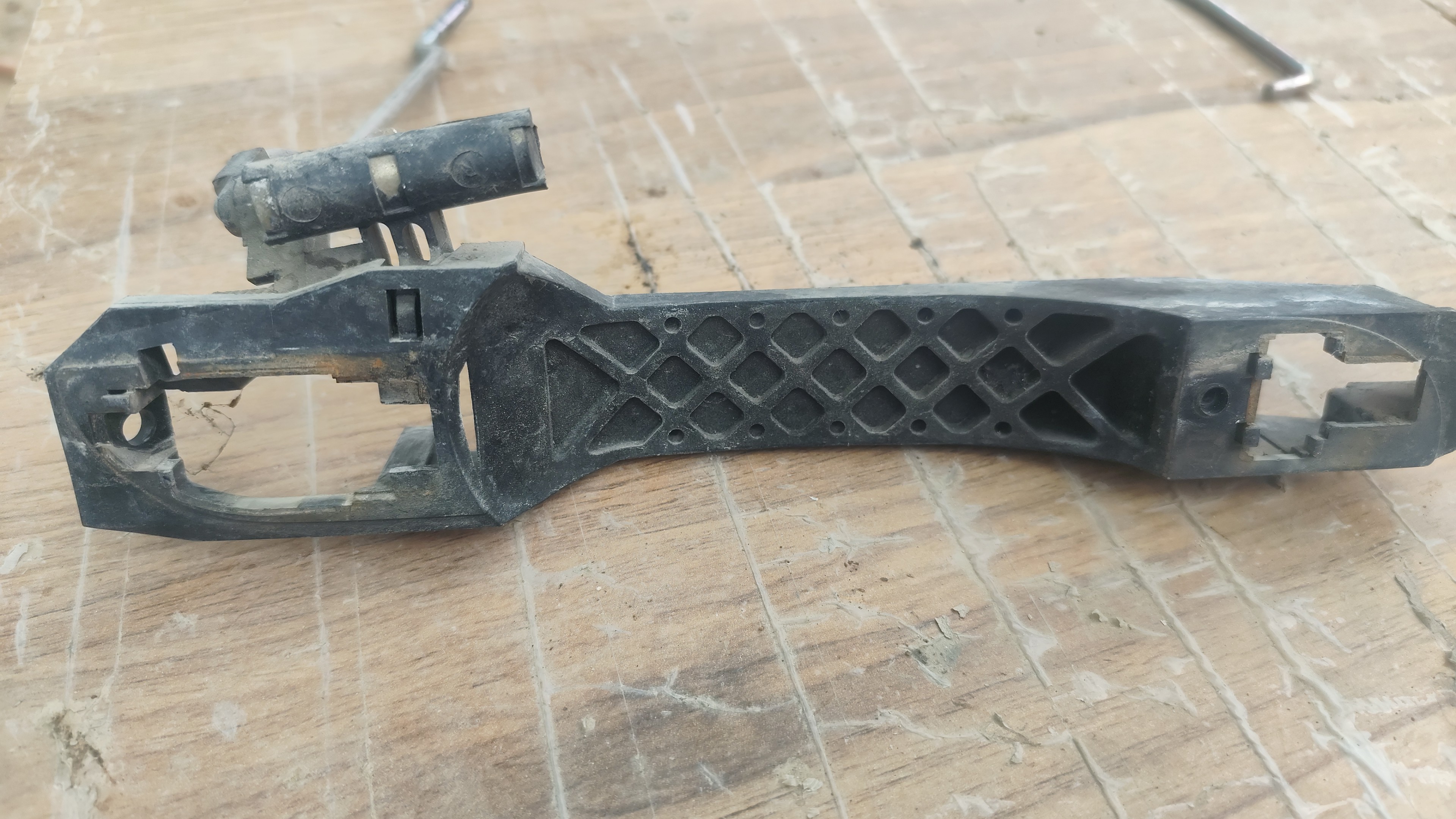 دستگیره بیرونی عقب راست ام وی ام ۳۱۵( استوک .فقط مغزی)