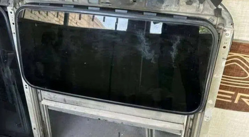 شیشه سانروف ام وی ام ۵۵۰ (استوک . اصلی)