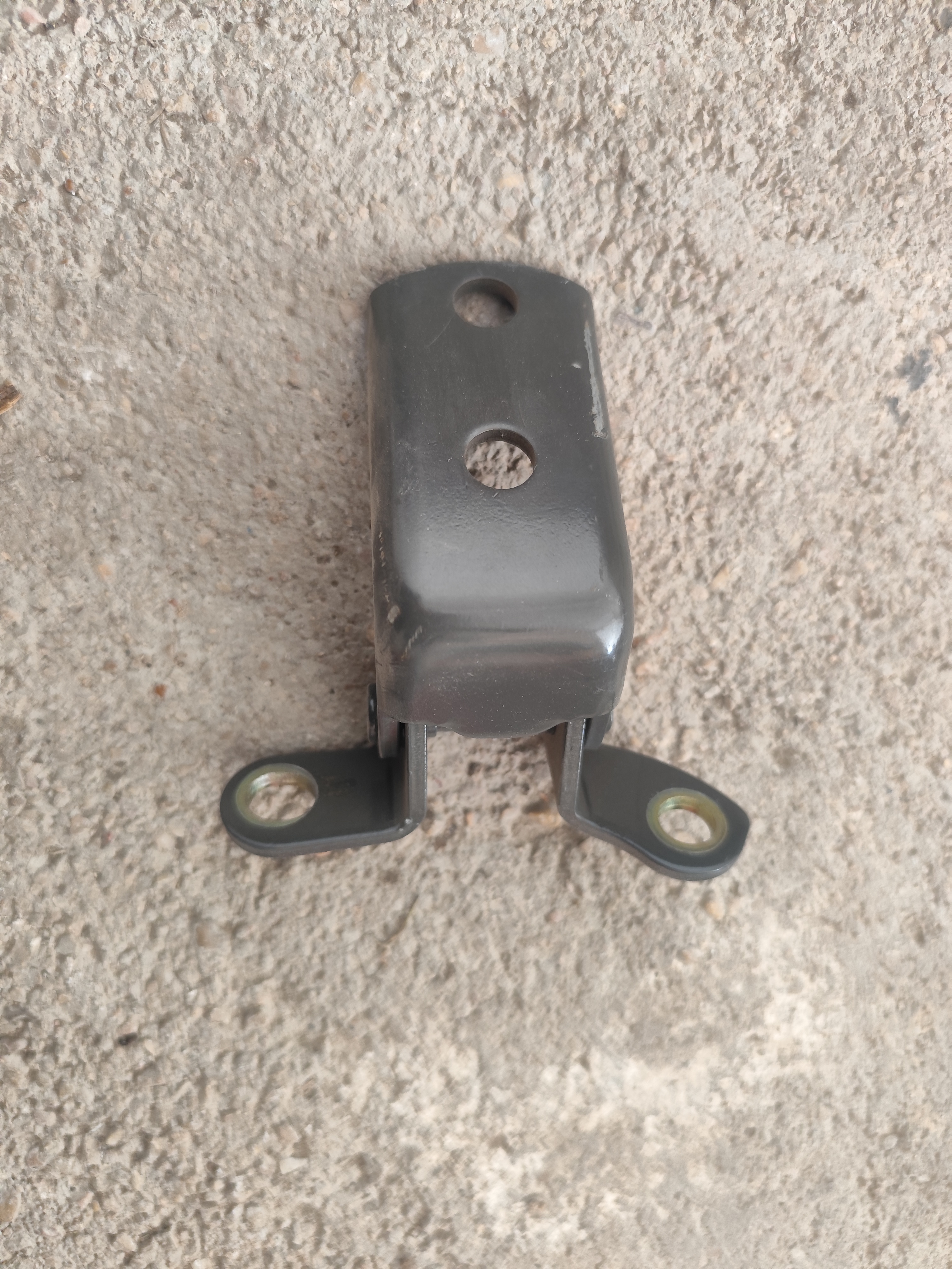 لولای درب عقب چپ ۸۲۰ لولای پایین درب عقب چپ ۸۲۰(نو)