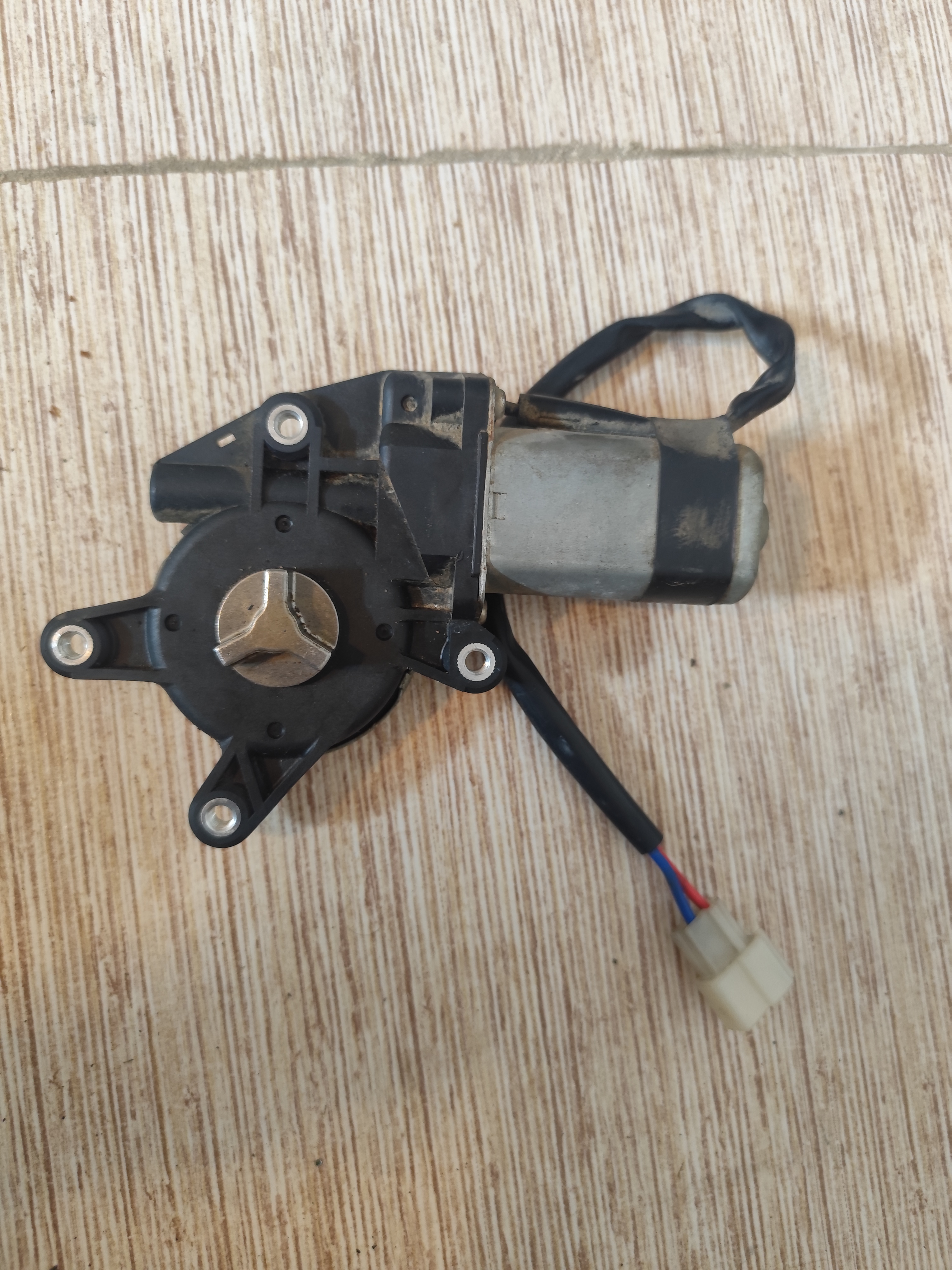 موتور شیشه بالابر سمت چپ ام وی ام 550(استوک)